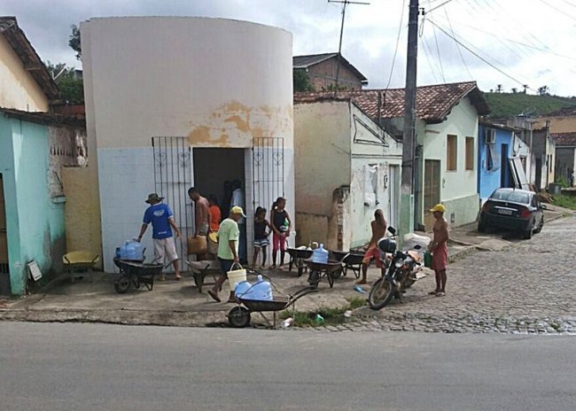 População está alarmada com a situação da água fornecida pela embasa (Foto: Rastro101)