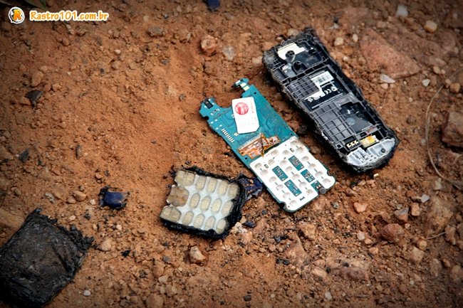 Polícia encontrou um celular queimado com o chip intácto próximo a vítima. (Foto: Rastro101)