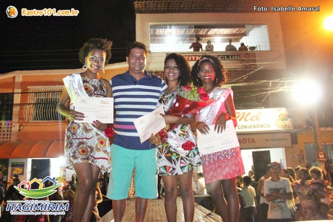 As três vencedoras ao lado do prefeito Rogério Andrade. (Foto: Rastro101)