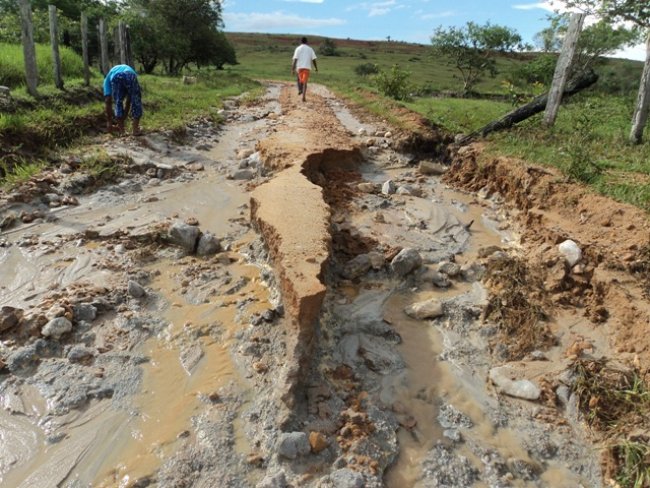 Estradas vicinais que ligam o município com a zona rural foram totalmente danificadas impossibilitando o trânsito (Foto:Ascom/Prefeitura)