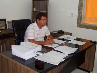 Prefeito Rogério Andrade precisou reduzir gastos em todas as secretarias. (Foto: ASCOM)