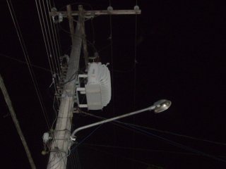 Interruptor conhecido como canela desarmou por volta das 14 horas e até as 21 horas o serviço não havia sido restabelecido pela Coelba. (Foto: Gil Rocha)