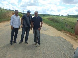 Equipe do governo fiscaliza situação das estradas que liga o município ao distrito. (Foto: ASCOM)