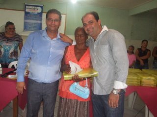 Prefeito Rogério Andrade e seu irmão o vereador Junior Andrade durante a entrega dos óculos e kits escolares em Itagimirim. (Foto: ASCOM)