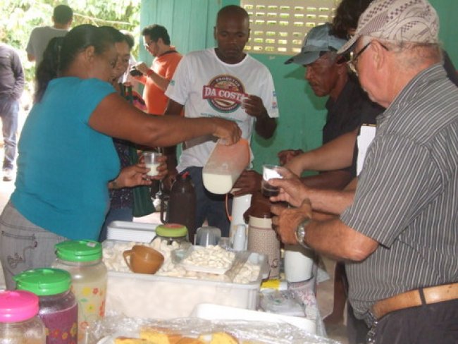 café da manhã servido a base de petiscos fabricados lá mesmo na comunidade pelos participantes do Projeto. (Foto: ASCOM)