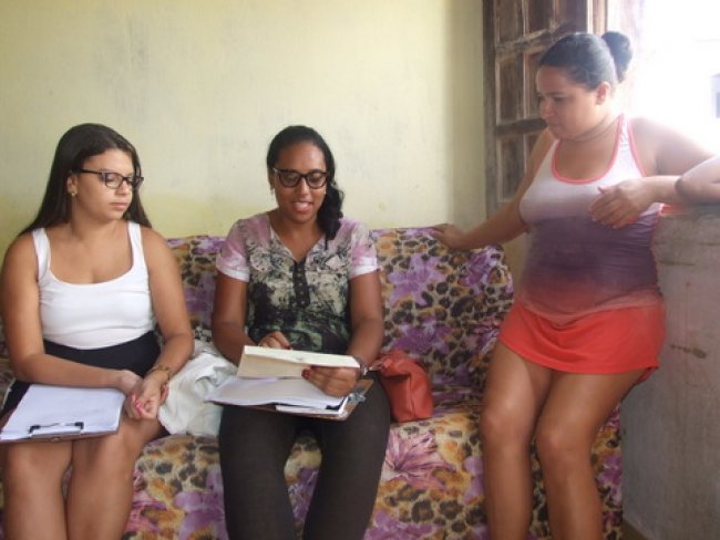 O trabalho de Luma e Giliane consiste também em visitas permanentes às casas, são durante essas visitas que elas detectam os problemas e assistem essas pessoas. (Foto: ASCOM)