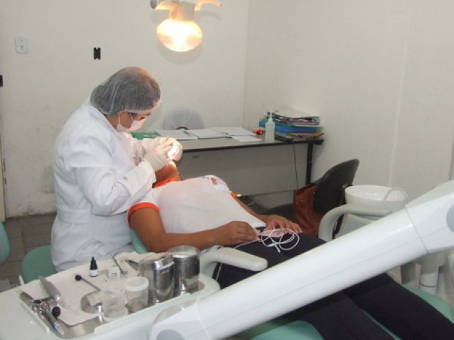 Ainda na Unidade de Saúde do Norberto Fernandes o atendimento odontológico, feito pela Drª Débora, não sofre interrupção, se estendendo até o Distrito de União Baiana 02 vezes por semana. (Foto: ASCOM)