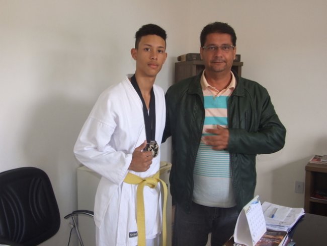 Jovem Atílio Pacheco ao lado do prefeito Rogério Andrade. (Foto: ASCOM)