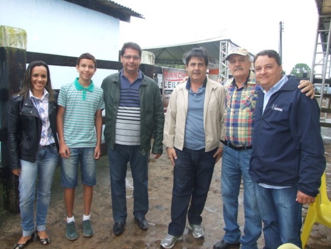 O prefeito de Itagimirim, Rogério Andrade, parceiro no evento, também esteve na Fazenda Esmeralda, acompanhado de sua família, (esposa e filhos) e alguns assessores da Prefeitura. (Foto: ASCOM)