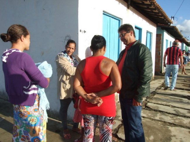 Prefeito visitou moradores no Bairro Norberto Fernandes. (Foto: Gil Rocha / ASCOM / Prefeitura de Itagimirim)