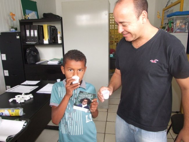 Os alunos também estão recebendo medicamento contra verminose, cada criança recebe um comprimido de vermífugo e toma na hora.