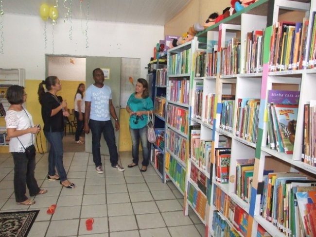 Escola Adélia disponibiliza vários livros em biblioteca. (Foto: ASCOM)