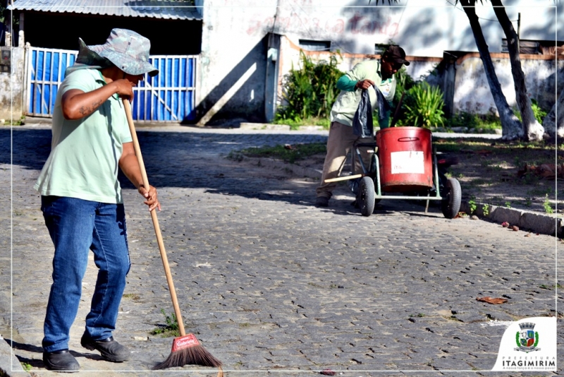 Profissionais percorrem a cidade, varrendo e recolhendo toda espécie de resíduos produzidos no município. (Divulgação)