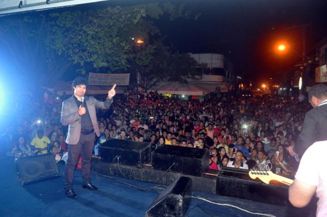 Cerca de 4,5 mil pessoas participaram, na noite de 30/06, do show do cantor Samuel Mariano, que aconteceu na praça da Caixa d´Água, no bairro Frei Calixto. (Foto: ASCOM)