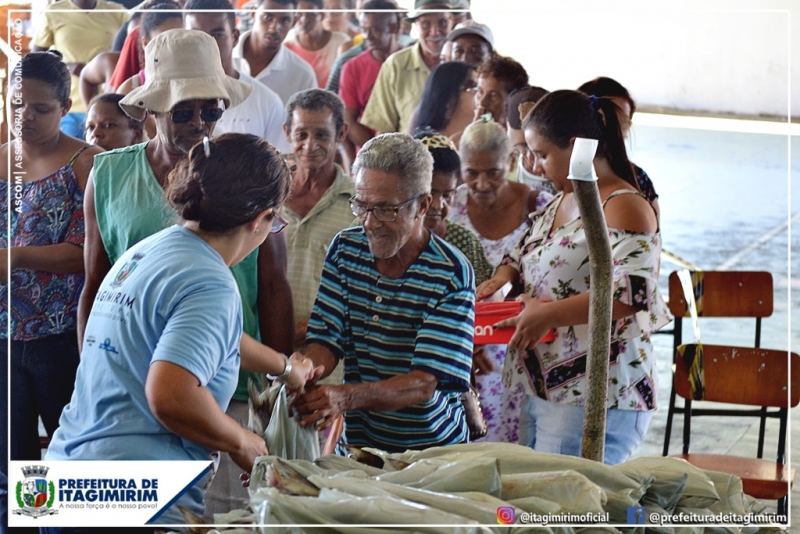 Em Itagimirim, a distribuição dos pescados aconteceu na quadra do Colégio Othoniel Ferreira, onde servidores de todas as secretarias do município compareceram e colaboram na organização e distribuição do alimento. (Ascom-Itagimirim)