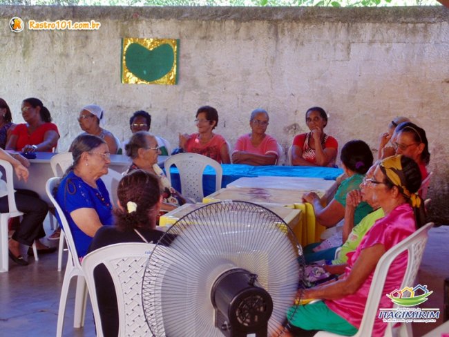 As idosas do grupo do Serviço de Convivência e Fortalecimento de Vínculos (SCFV) de Itagimirim ganharam uma confraternização pela passagem do Dia das Mães. (ASCOM)