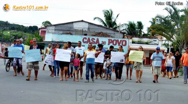 Moradores se reuniram na Praça Castro Alves e saíram em caminhada até a porta do escritório da Embasa em Itagimirim. (Foto: Gil Rocha)