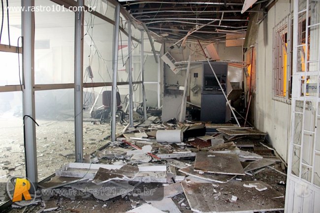 Explosão fez um grande estrago na agência do Bradesco. (Foto: Rastro 101)