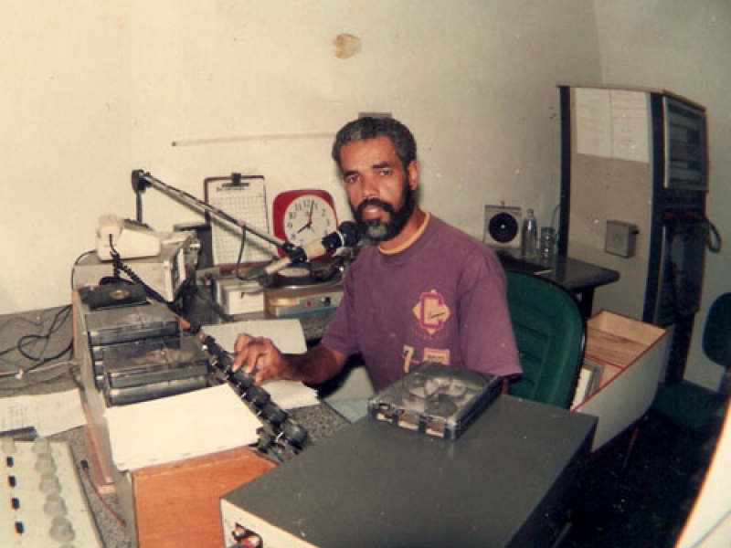 Ronaldo Santana criticava a administração do prefeito Paulo Dapé em seu programa de rádio. (Imagem: Reprodução)