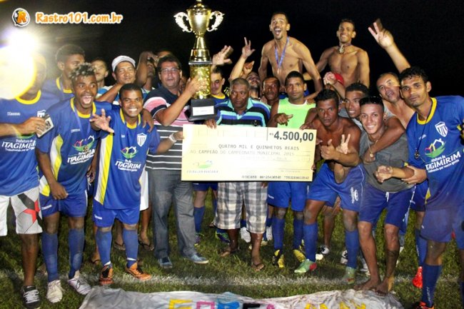 Equipe Rondon venceu o campeonato e recebeu a premiação das mãos do prefeito Rogério Andrade. (Foto: Rastro101)