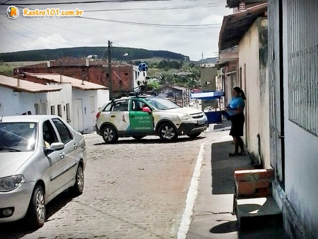 Veículo do Google foi visto na Rua Carlos Gomes, próximo à praça Castro Alves em Itagimirim. (Foto: Rastro101)