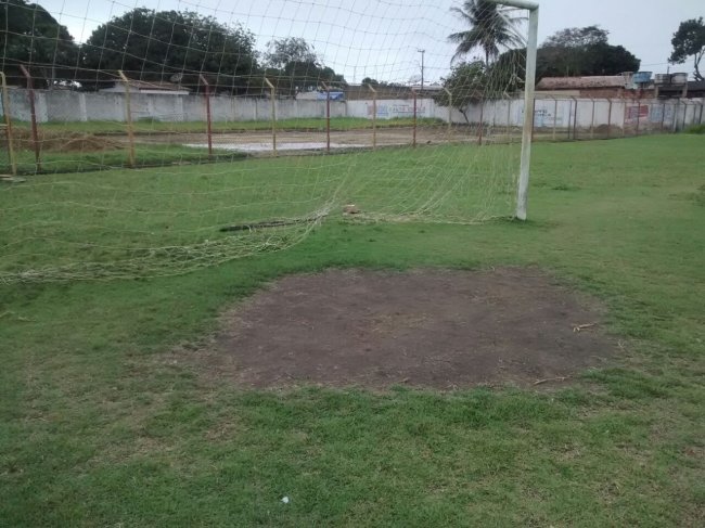 Campo com buracos no gramado. (Foto: Internauta/Rastro101)