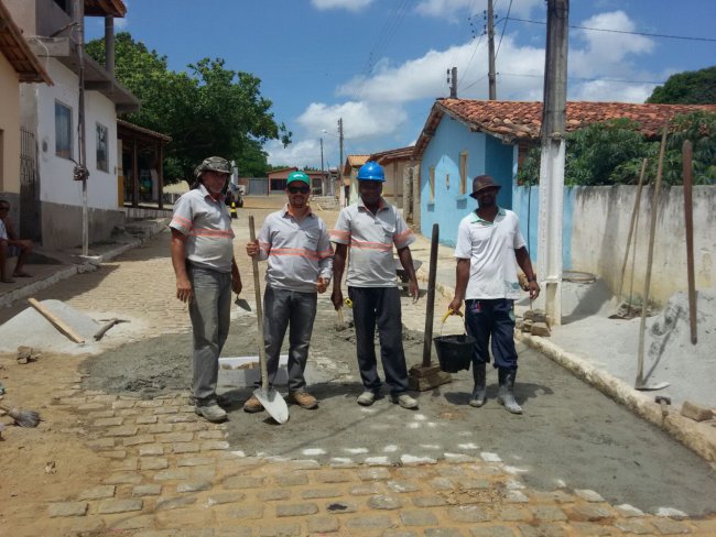 Os reparos em calçamentos foram feitos na rua Presidente Getúlio Vargas e terá continuação em outras vias de União Baiana na próxima quinta-feira (24). (Divulgação)