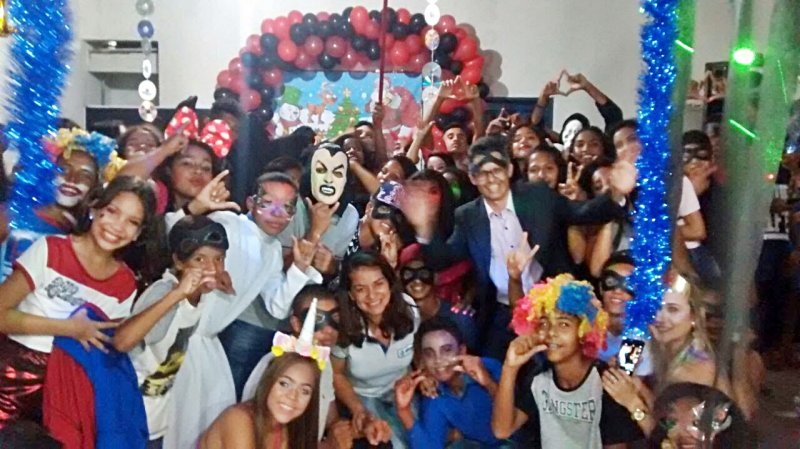 Comemoração com festa à fantasia com os alunos do 5º ao 8º ano em Itagimirim (Divulgação)