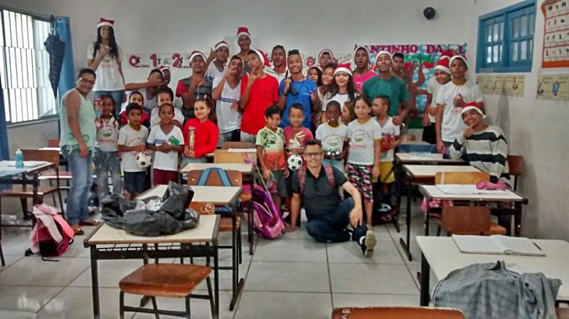 Quase mil brinquedos foram distribuídos aos alunos das escolas municipais (Divulgação)
