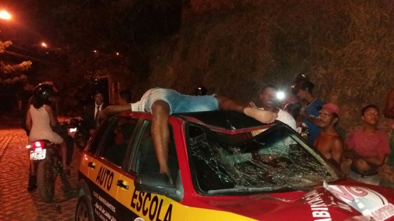 Ciclista foi arremessado para o alto e caiu em cima do teto do carro. (Reprodução: Namidia News)