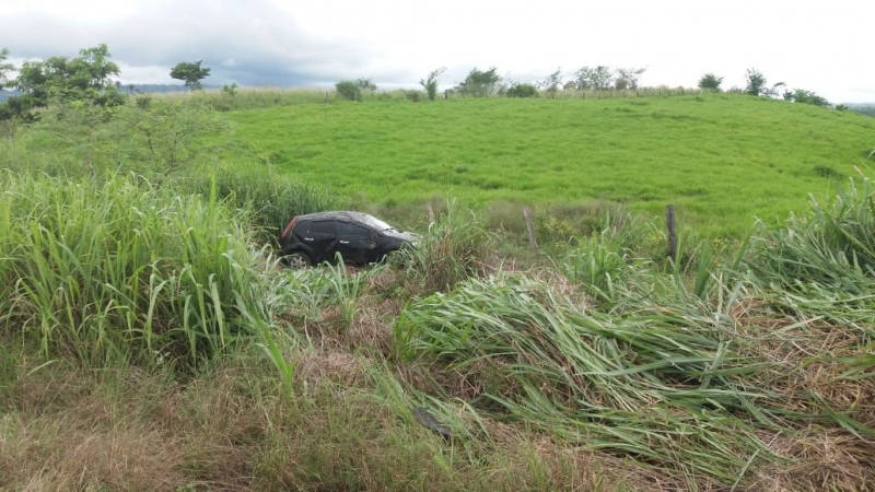 Carro caiu em matagal na cidade de Potiraguá. (Imagem: Blog do Edyy)