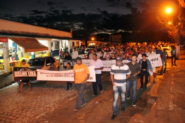 familiares e amigos fizeram uma caminhada silenciosa por várias ruas de Itagimirim. (Foto: Polly Alves/Rastro101)