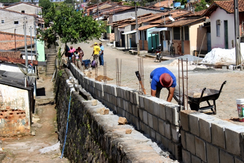 Mureta de proteção sendo construída na Rua Marechal Rondon. (ASCOM-PMI/Divulgação)