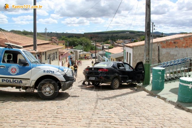 Bandidos perderam a direção do veículo e bateram contra um poste durante perseguição. (Foto: Rastro101)