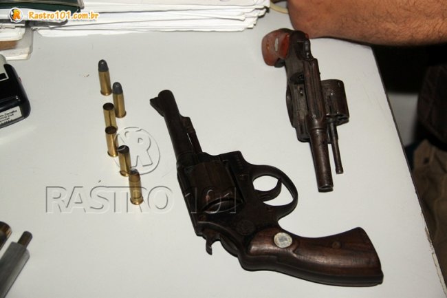 Revólver calibre 32 e calibre 38 que estavam com os criminosos.