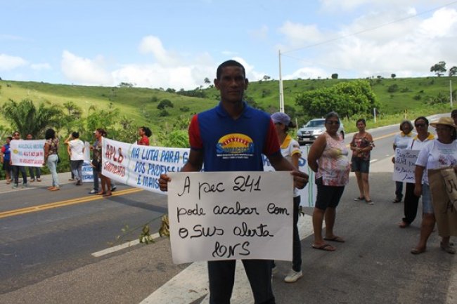 Manifestação era contra a aprovação da PEC-241. (Foto: Arnaldo Alves/ItapebiAcontece)