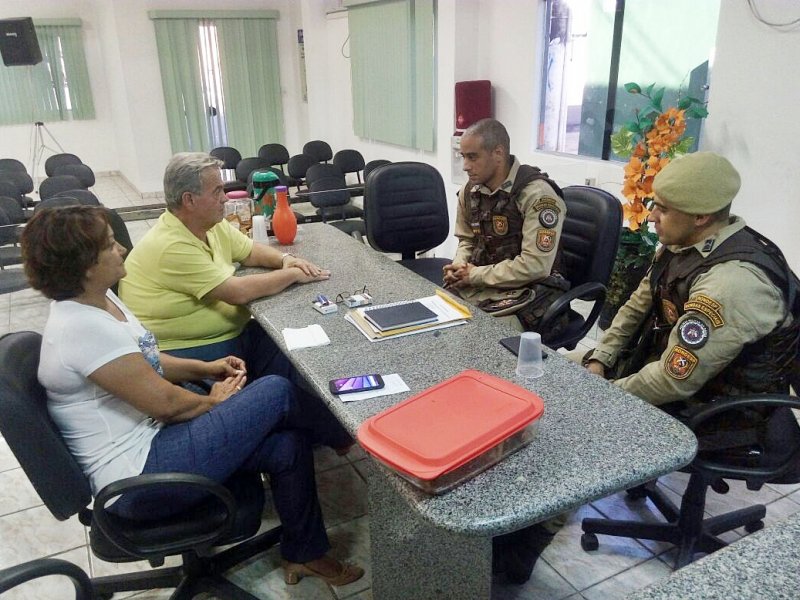 O comandante afirmou que a companhia independente da polícia militar, intensificará as rondas em Itagimirim e frisou a importância da parceria com a população. (ASCOM)