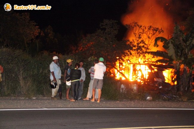 Barraco ficou destruído com as chamas. (Foto: Rastro101)