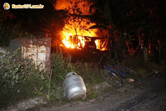 Botijão foi retirado do barraco próximo, mas no que pegou fogo ainda tinha um que corria risco de explodir. (Foto: Rastro101)