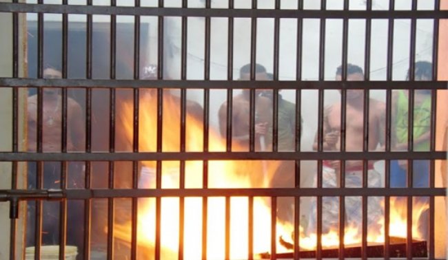 Detentos queimaram colchões na delegacia de Itambé<br />
Foto: Reginaldo Spinola/Site Itambé Agora<br />
