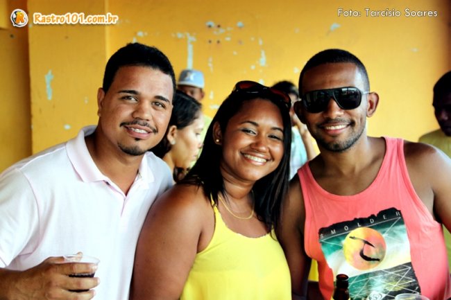 Monik acompanhada de amigos em sua festa de aniversário. (Foto: Tarcísio Soares/Rastro101)