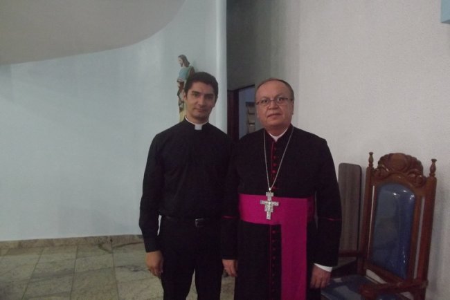 Bispo Diocesano Dom José Edson Santana Oliveira, entregou a provisão ao Padre Klébio Felipe, que assume a paróquia em Itagimirim. (Foto: Divulgação)