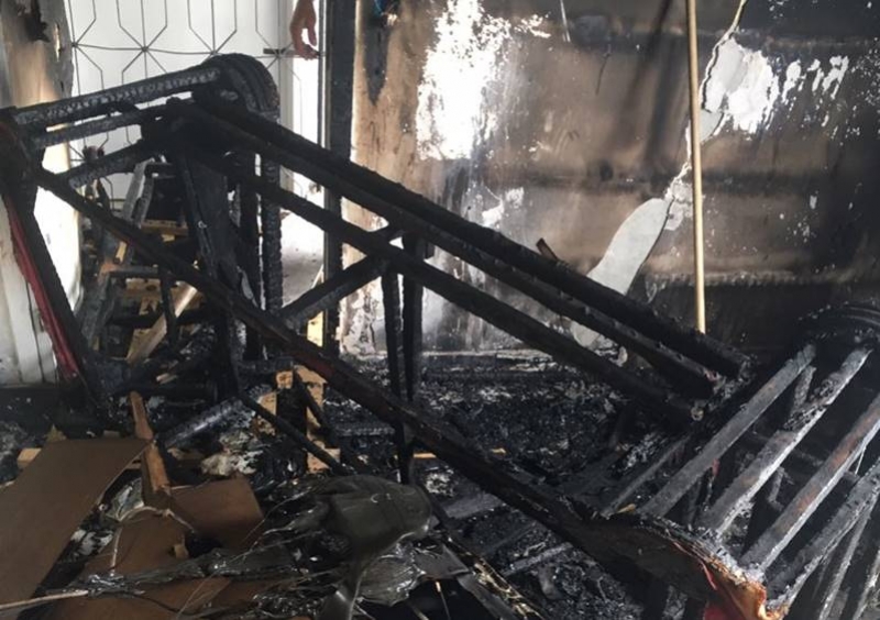 Imóvel foi destruído pelas chamas. (Mapele News)