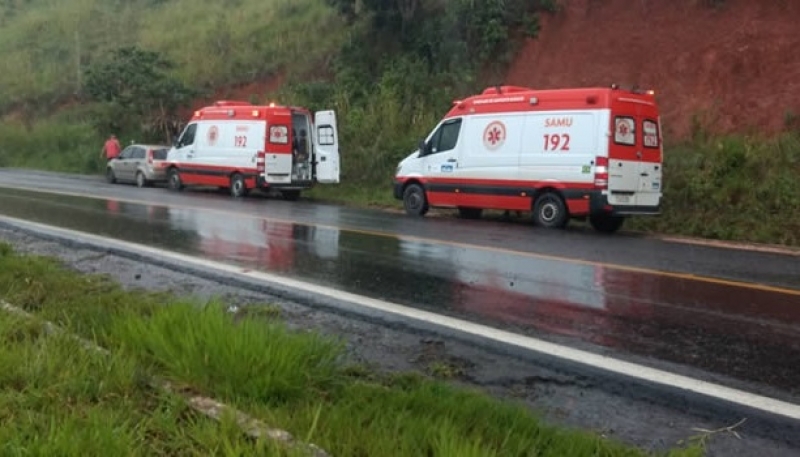 Ambulâncias do SAMU no local do acidente. (Itamaraju Notícias)
