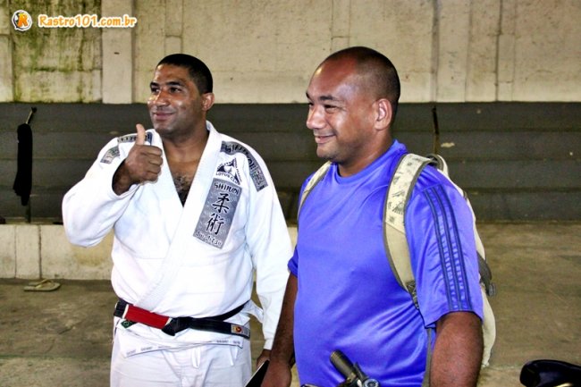 Jackson Santos (de branco), é professor faixa-preta e educador físico, ao lado do seu auxiliar em Itagimirim, professor Marcelo. (Foto: Rastro101)