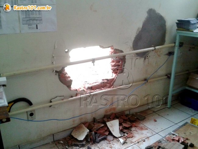 Bandidos fizeram um buraco na parede de uma sala da agência dos Correios em Itagimirim. (Foto: Rastro101)