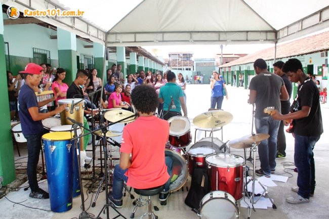 Grupo musical formado por alunos da escola realizaram um belo show. (Foto: Briza Pinheiro)
