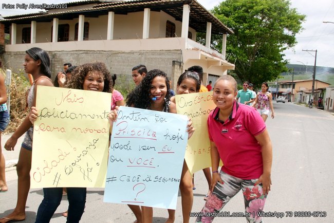 Com cartazes e faixas, jovens pediam mais segurança na cidade. (Foto: Poliana Alves/Rastro101)