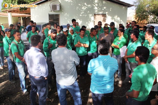 Representantes da Veracel ouviram as reivindicações dos trabalhadores a Pires Pires. (Foto: Rastro101)