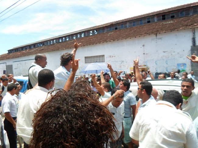 Motoristas e cobradores protestam em frente a delegacia (Foto: Thiago Dias-Blog do Gusmao)